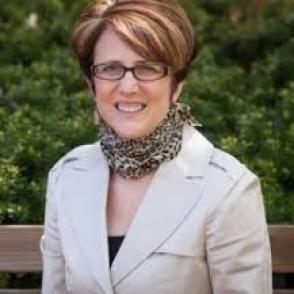 Lynn Harter headshot.